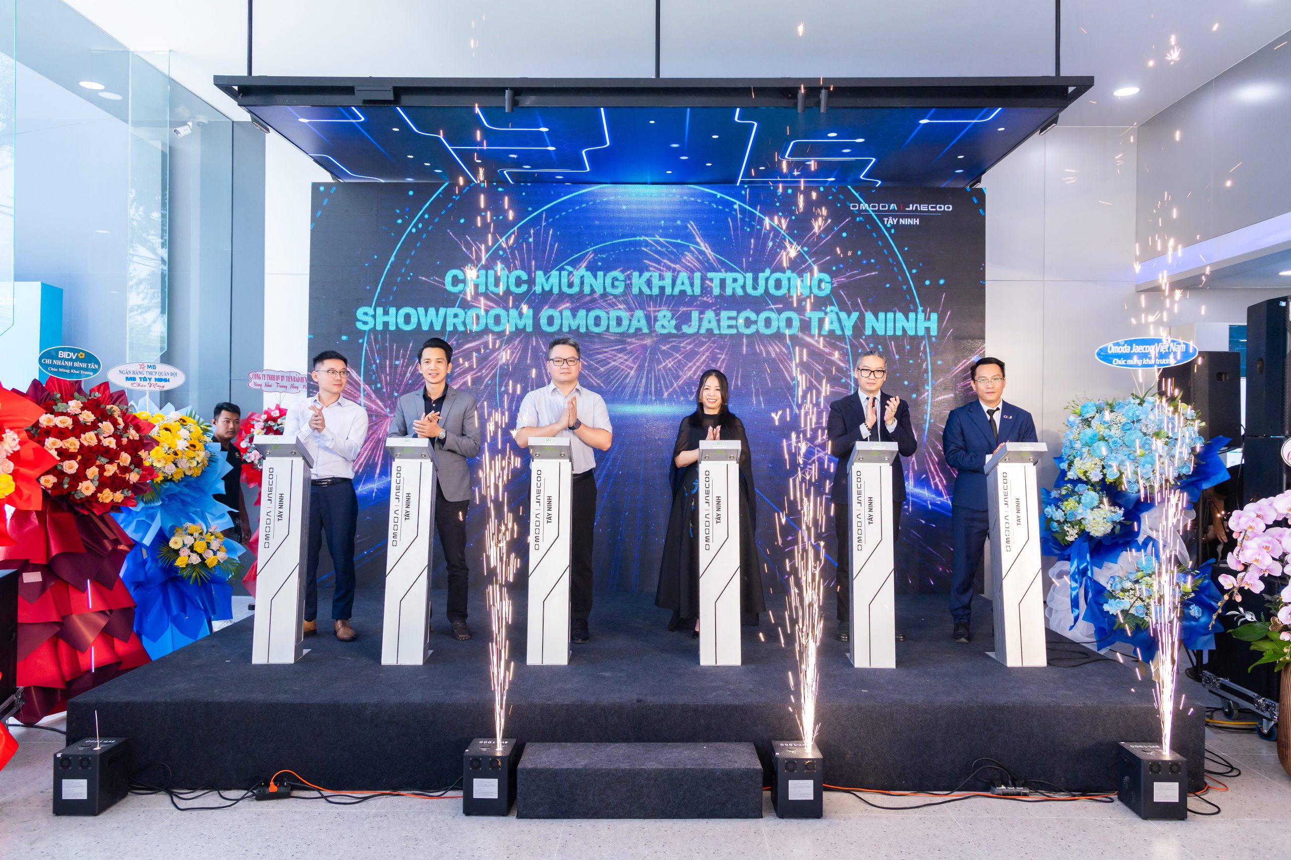 Hình ảnh nghi thức chạm tay lên 6 trụ kích hoạt hiệu ứng khai trương showroom Omoda & Jaecoo Tây Ninh với sự tham dự của lãnh đạo địa phương, đại diện hãng, đối tác và khách hàng.
